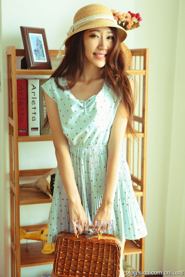 浪荡美女私房吊带黑丝袜风骚气质诱惑写真