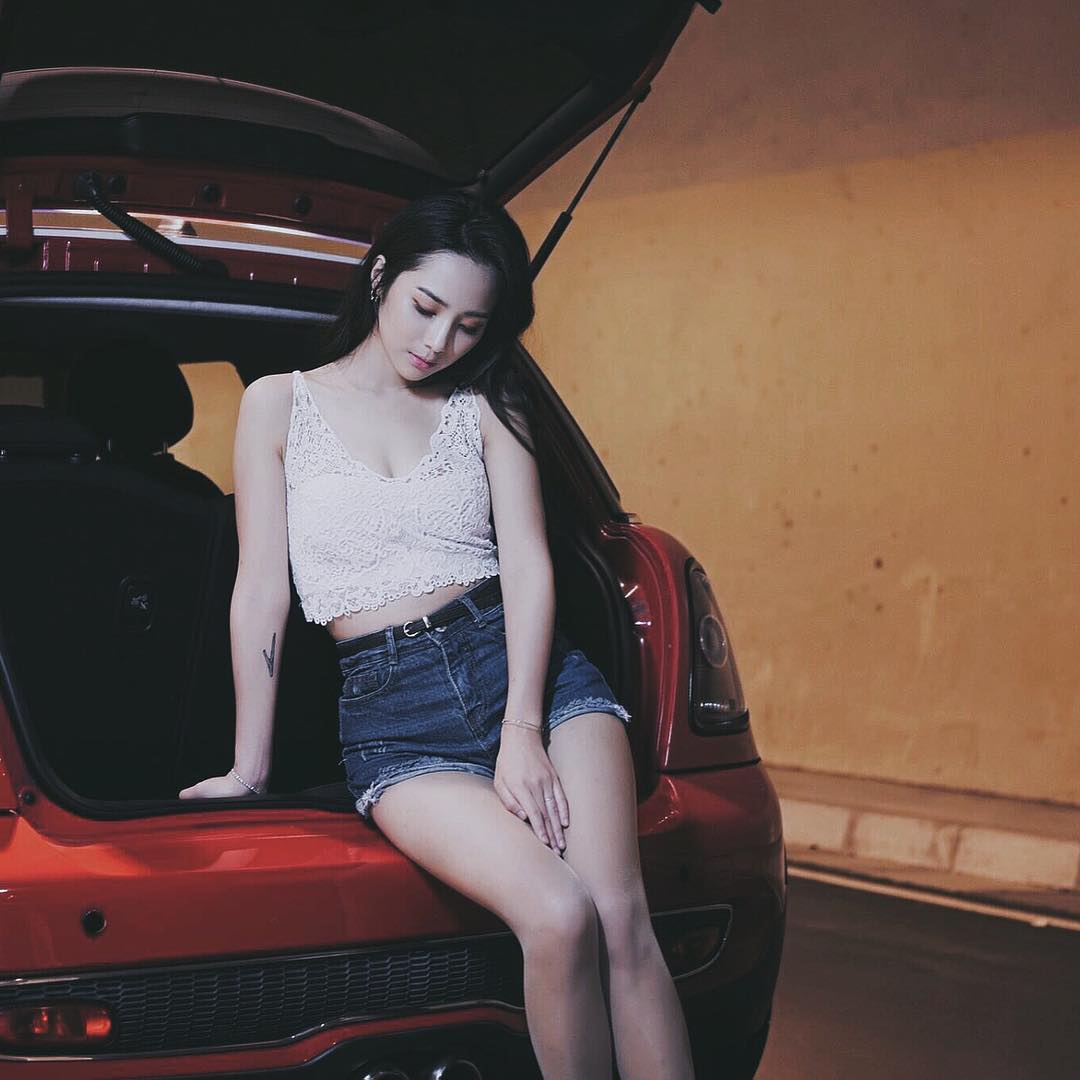 浪荡美女私房吊带黑丝袜风骚气质诱惑写真