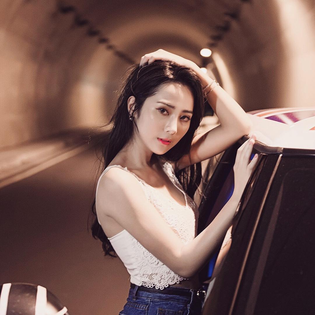 浪荡美女私房吊带黑丝袜风骚气质诱惑写真