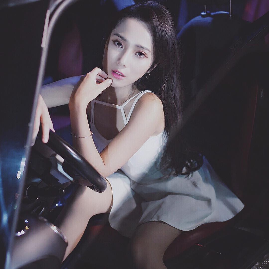 浪荡美女私房吊带黑丝袜风骚气质诱惑写真