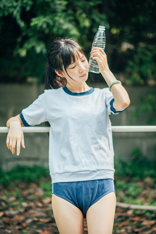 浪荡美女私房吊带黑丝袜风骚气质诱惑写真