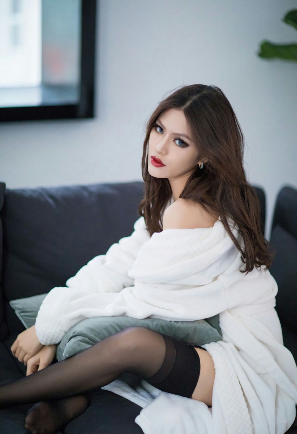 浪荡美女私房吊带黑丝袜风骚气质诱惑写真