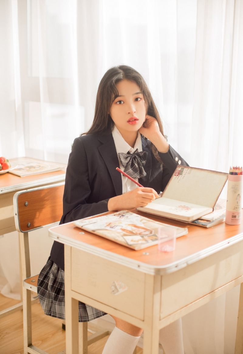 JK制服美女学生妹白丝美腿图片