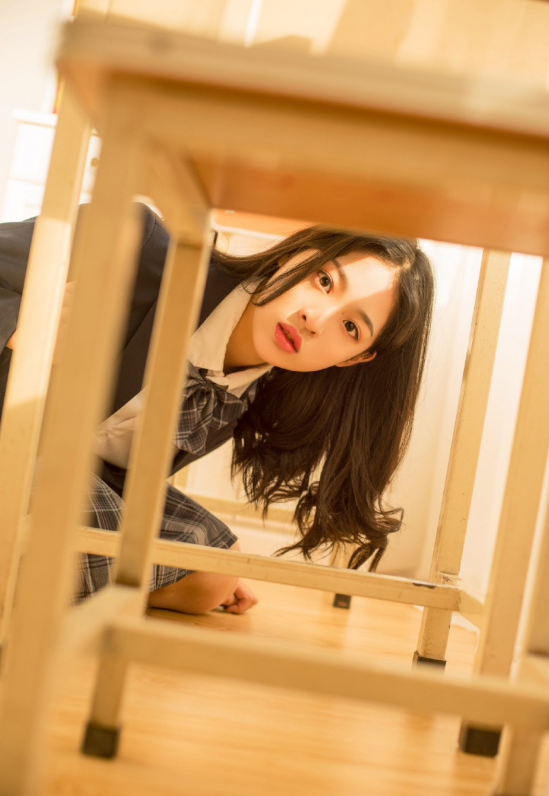 JK制服美女学生妹白丝美腿图片