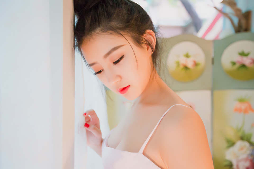 清纯脸蛋妹子吊带装胸脯微露