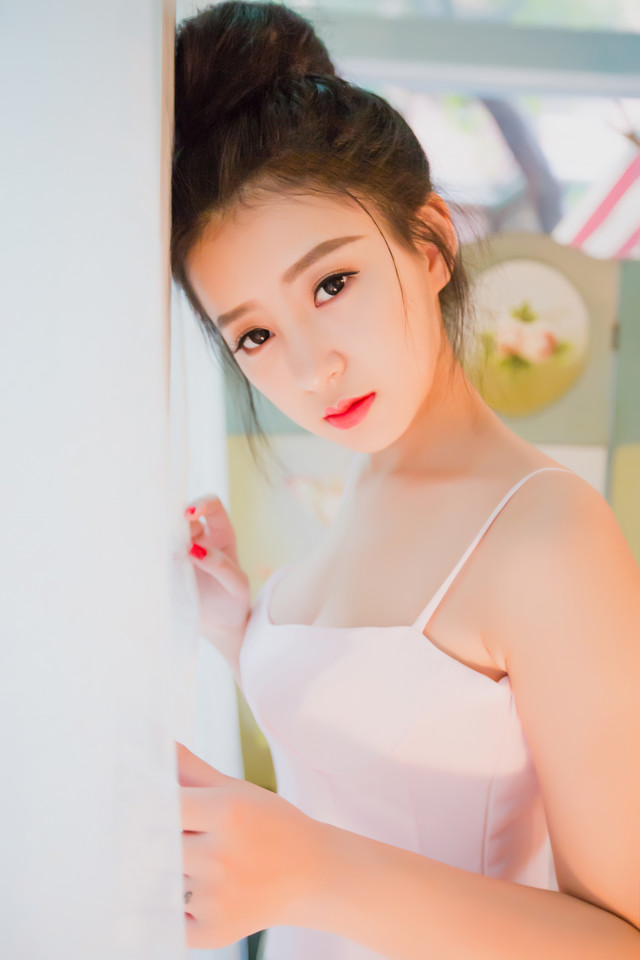 清纯脸蛋妹子吊带装胸脯微露