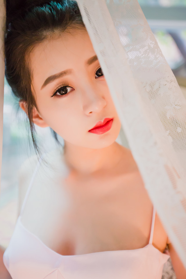 清纯脸蛋妹子吊带装胸脯微露