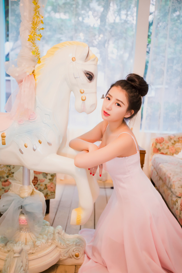 清纯脸蛋妹子吊带装胸脯微露