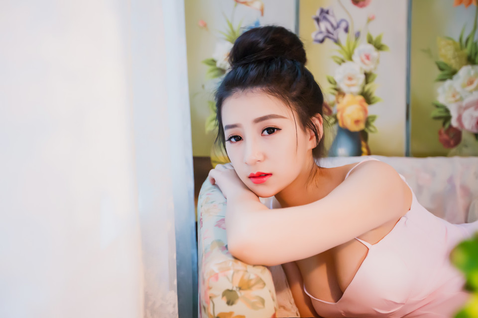 清纯脸蛋妹子吊带装胸脯微露