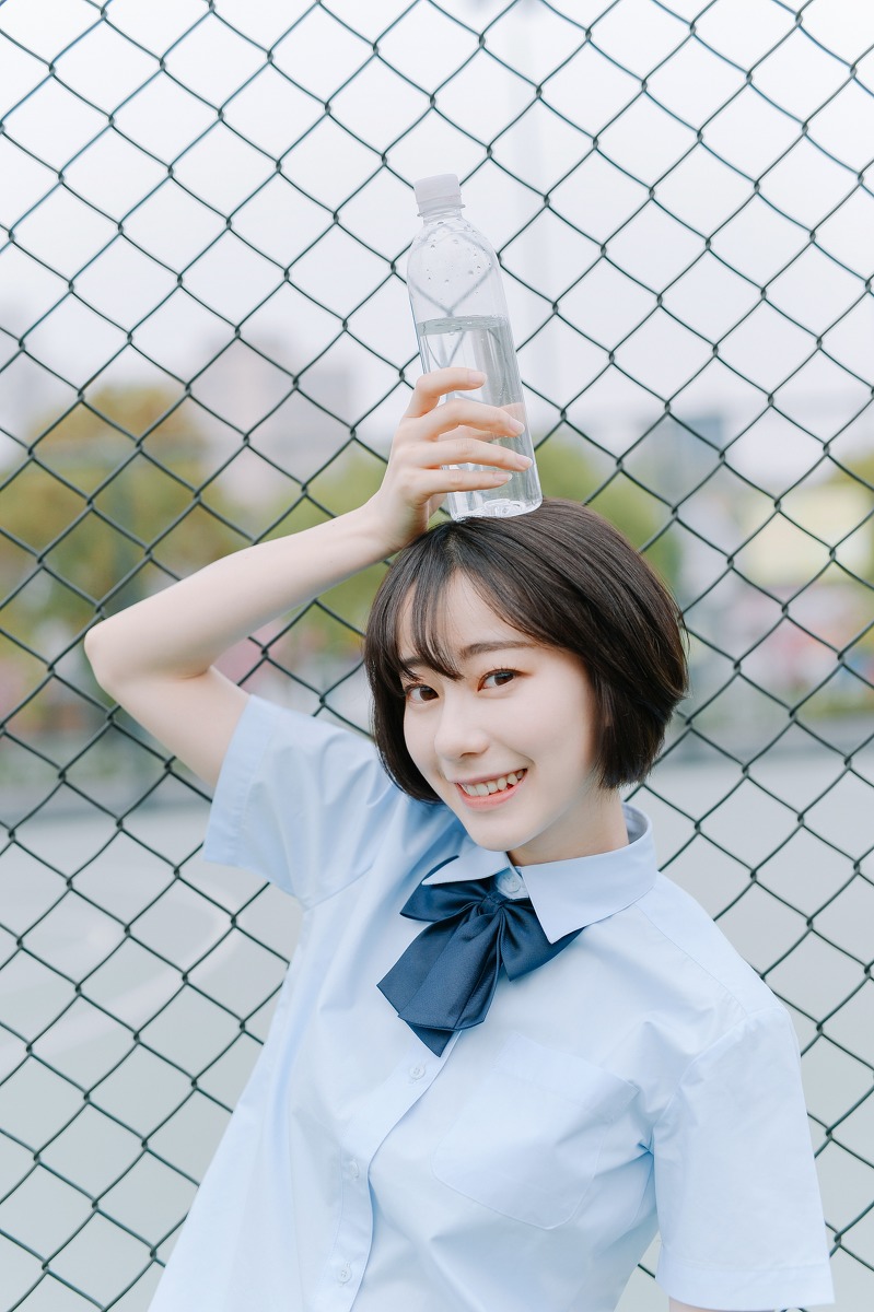 超好看的短发美女学生制服超短裙校园写真