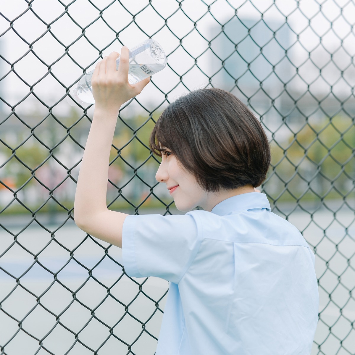 超好看的短发美女学生制服超短裙校园写真