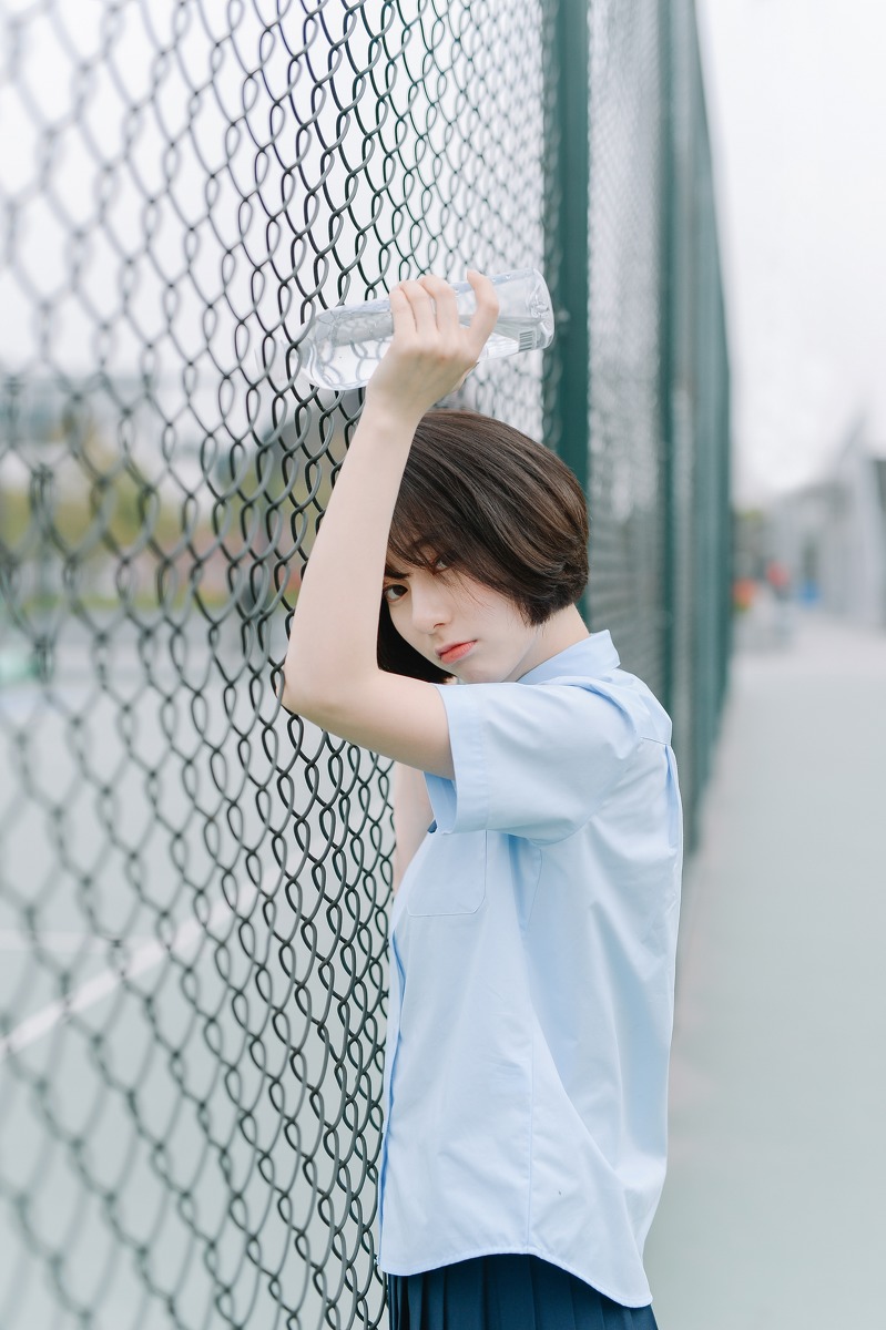 超好看的短发美女学生制服超短裙校园写真