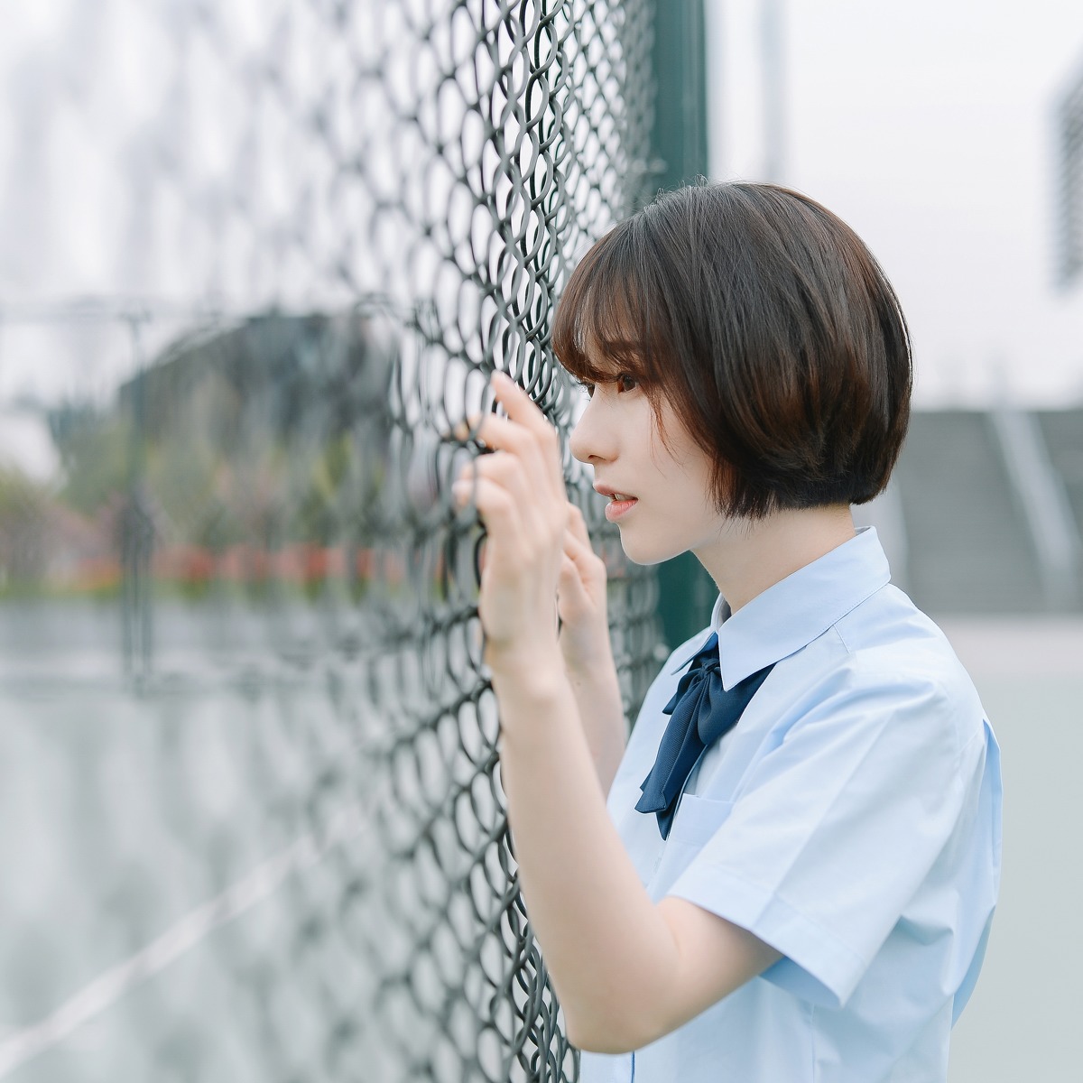 超好看的短发美女学生制服超短裙校园写真