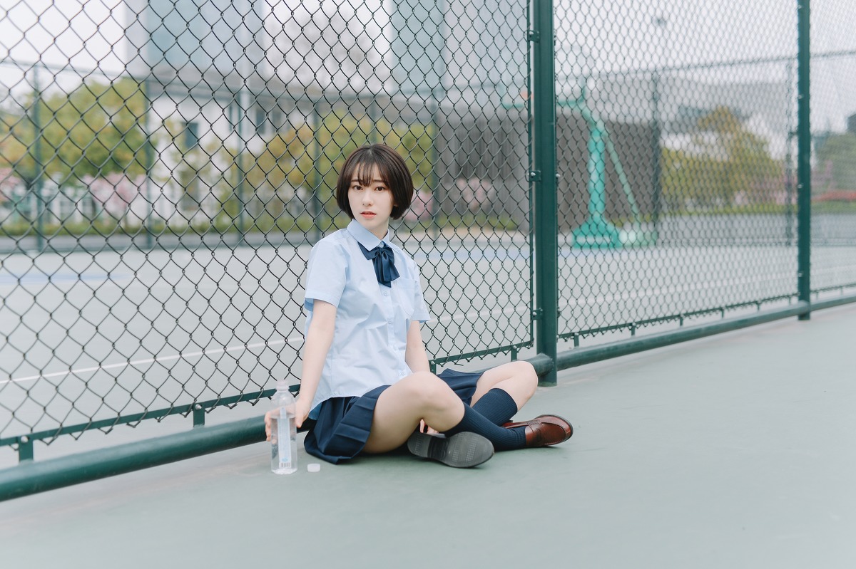 超好看的短发美女学生制服超短裙校园写真