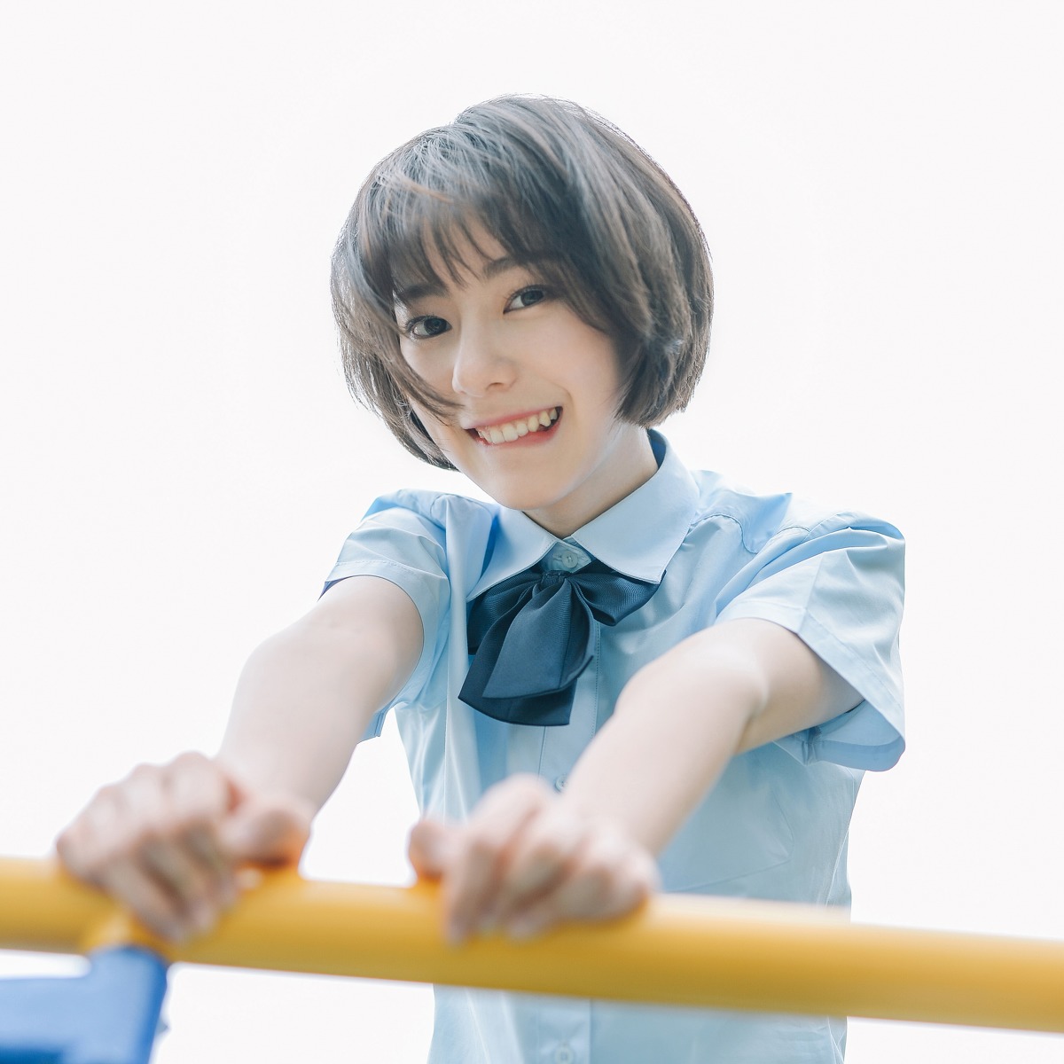 超好看的短发美女学生制服超短裙校园写真