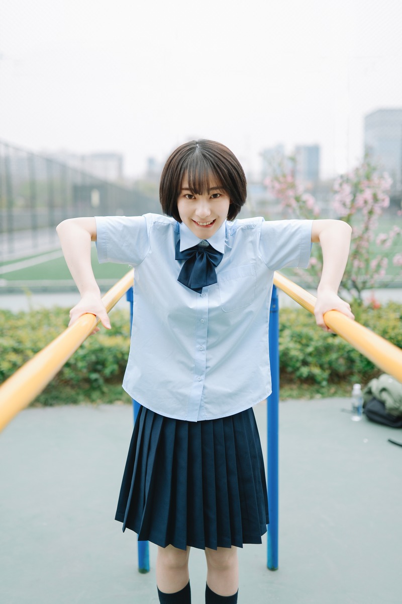 超好看的短发美女学生制服超短裙校园写真