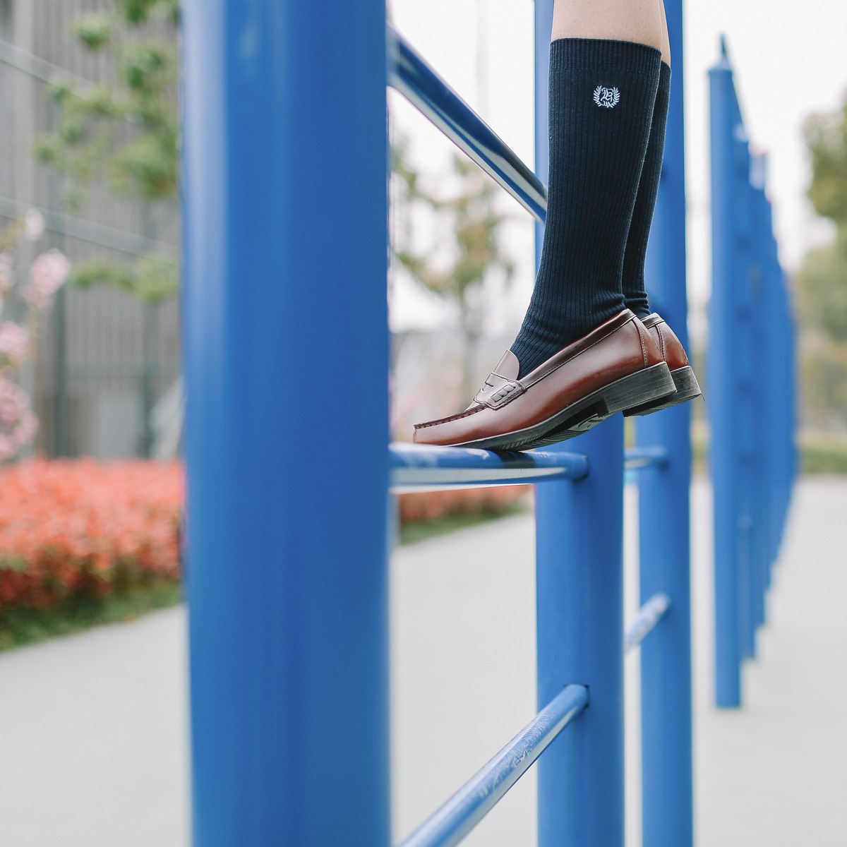 超好看的短发美女学生制服超短裙校园写真
