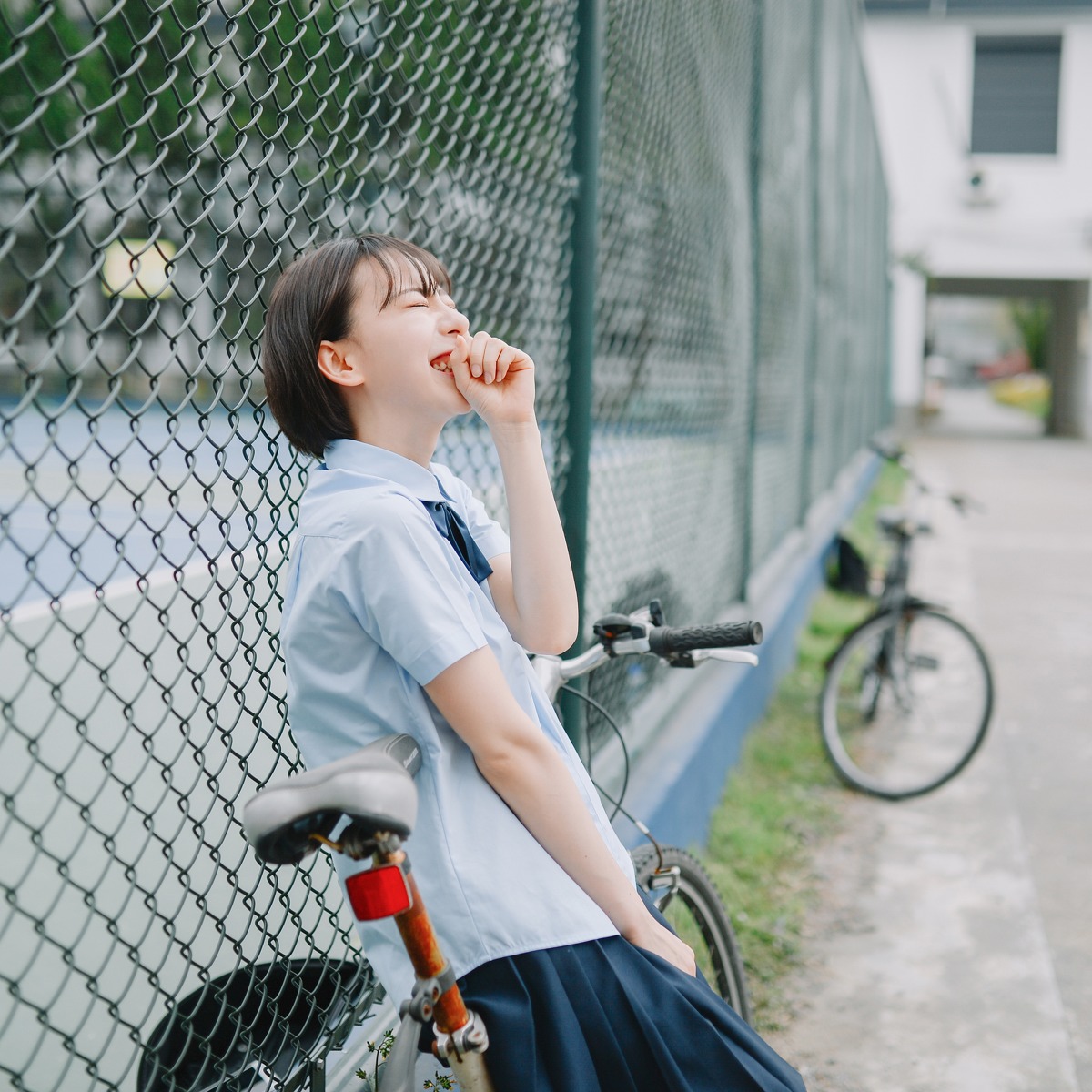 超好看的短发美女学生制服超短裙校园写真