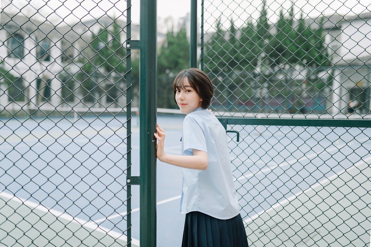 超好看的短发美女学生制服超短裙校园写真