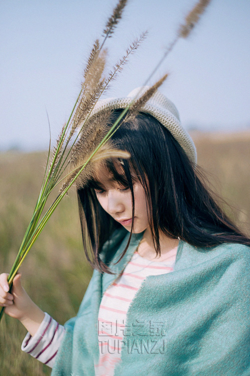 秋末里的一模小清新 长发飘逸甚是迷人