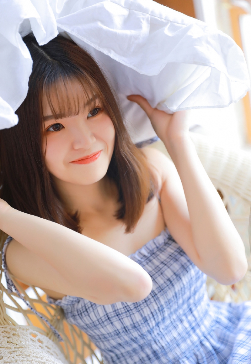 吊带格子裙美女光滑牛奶肌写真