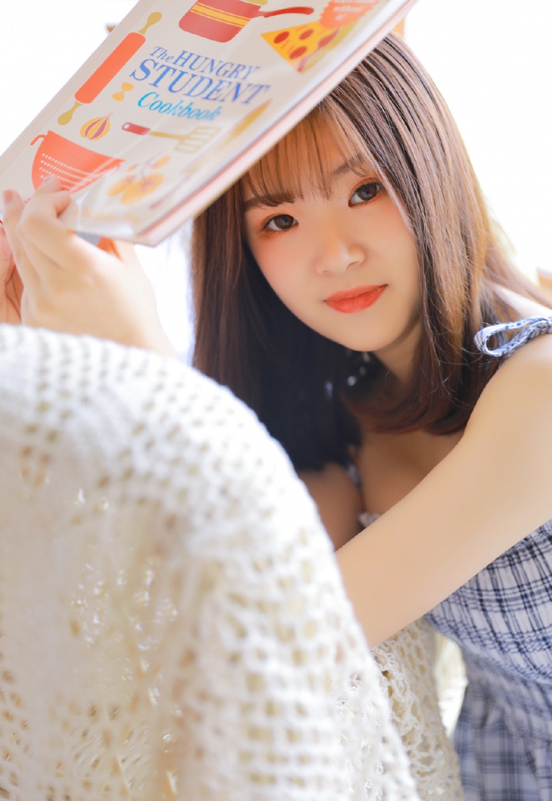 吊带格子裙美女光滑牛奶肌写真