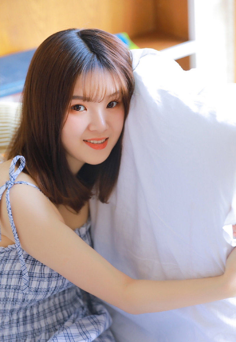 吊带格子裙美女光滑牛奶肌写真