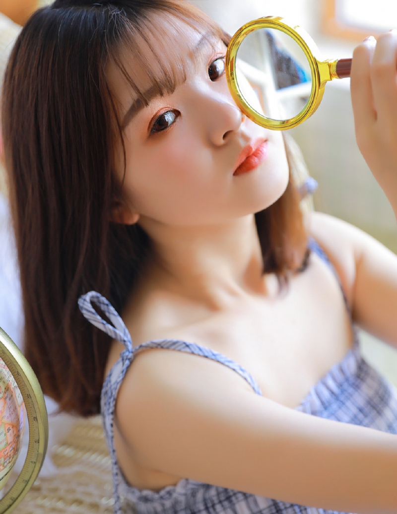 吊带格子裙美女光滑牛奶肌写真