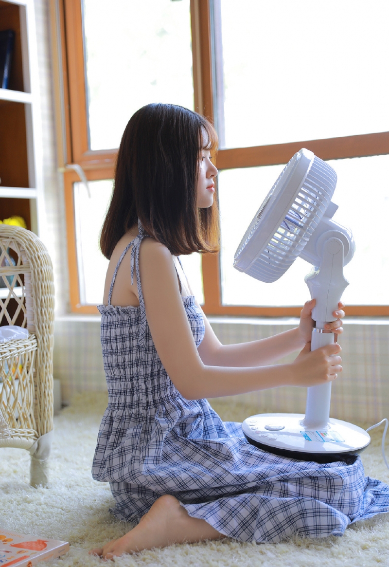 吊带格子裙美女光滑牛奶肌写真