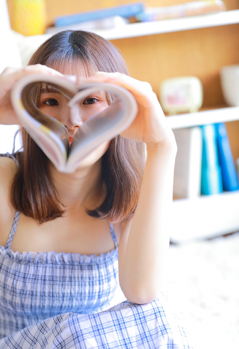 吊带格子裙美女光滑牛奶肌写真