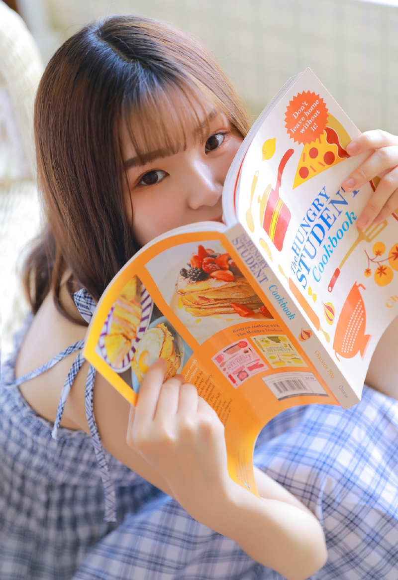 吊带格子裙美女光滑牛奶肌写真