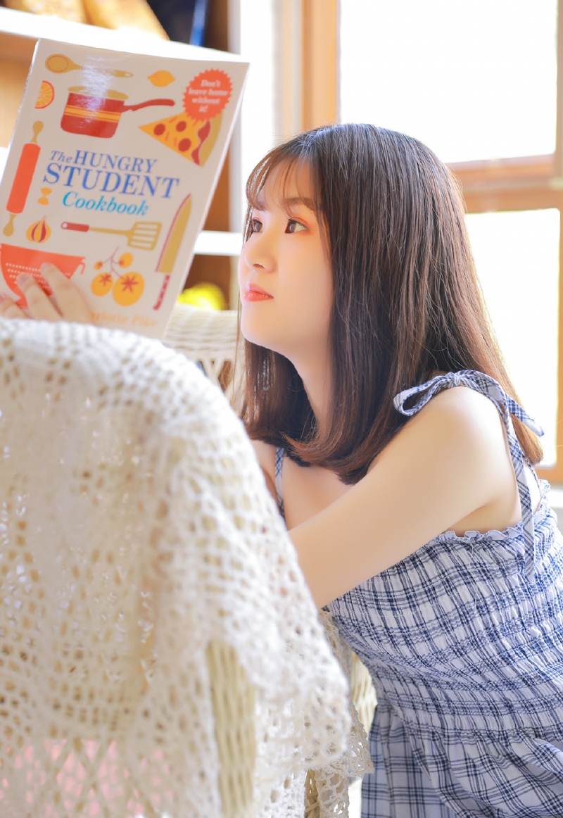 吊带格子裙美女光滑牛奶肌写真