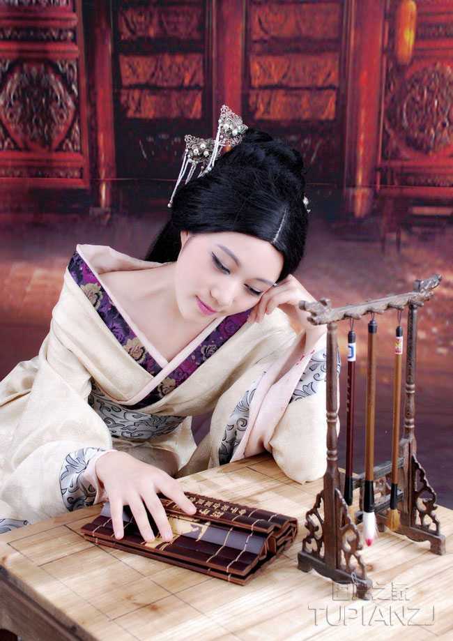 古装贵妇书房照 端庄典雅气质