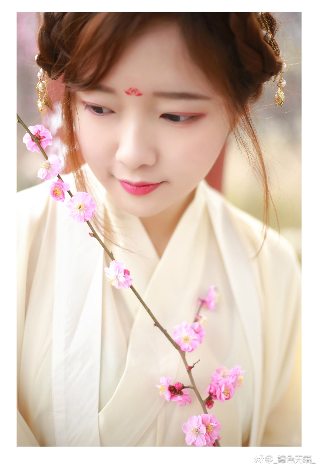 皮肤白嫩红唇古装美女