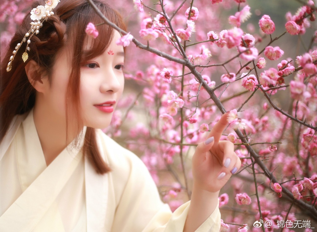 皮肤白嫩红唇古装美女