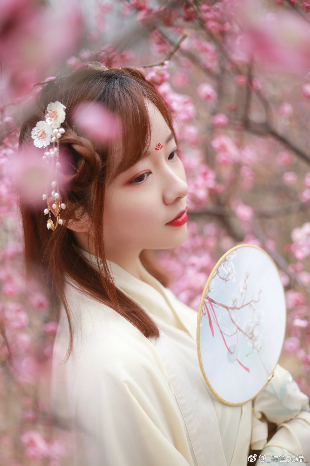 皮肤白嫩红唇古装美女