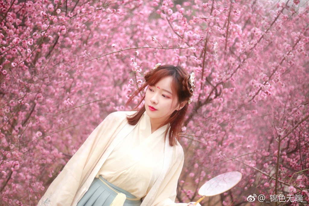 皮肤白嫩红唇古装美女