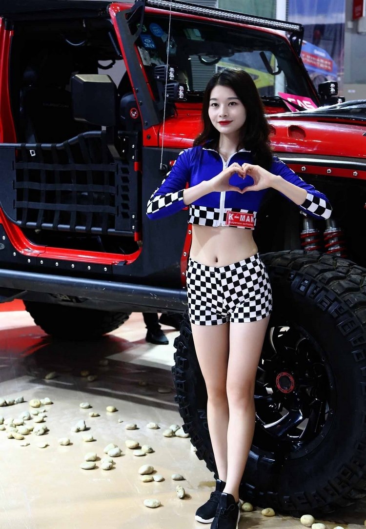 素雅气质蓝衣车模美腿露肚脐装惹火性感图片