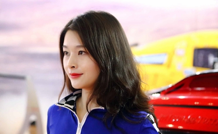 素雅气质蓝衣车模美腿露肚脐装惹火性感图片