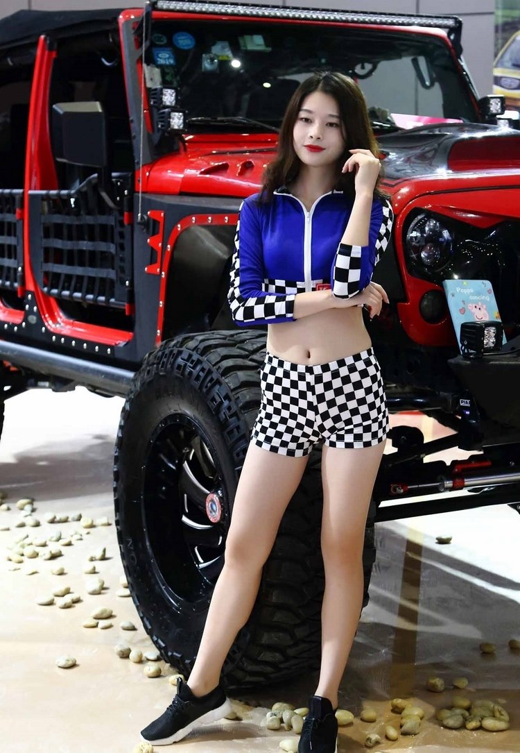 素雅气质蓝衣车模美腿露肚脐装惹火性感图片