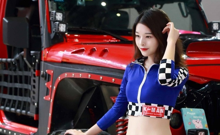 素雅气质蓝衣车模美腿露肚脐装惹火性感图片