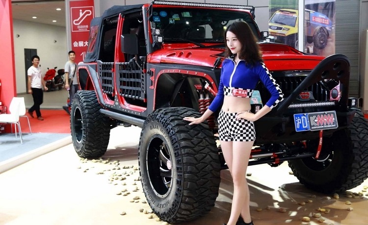 素雅气质蓝衣车模美腿露肚脐装惹火性感图片