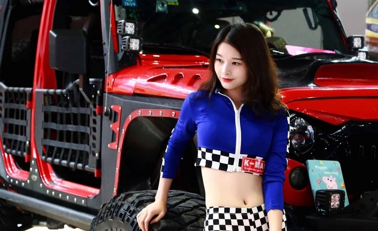 素雅气质蓝衣车模美腿露肚脐装惹火性感图片