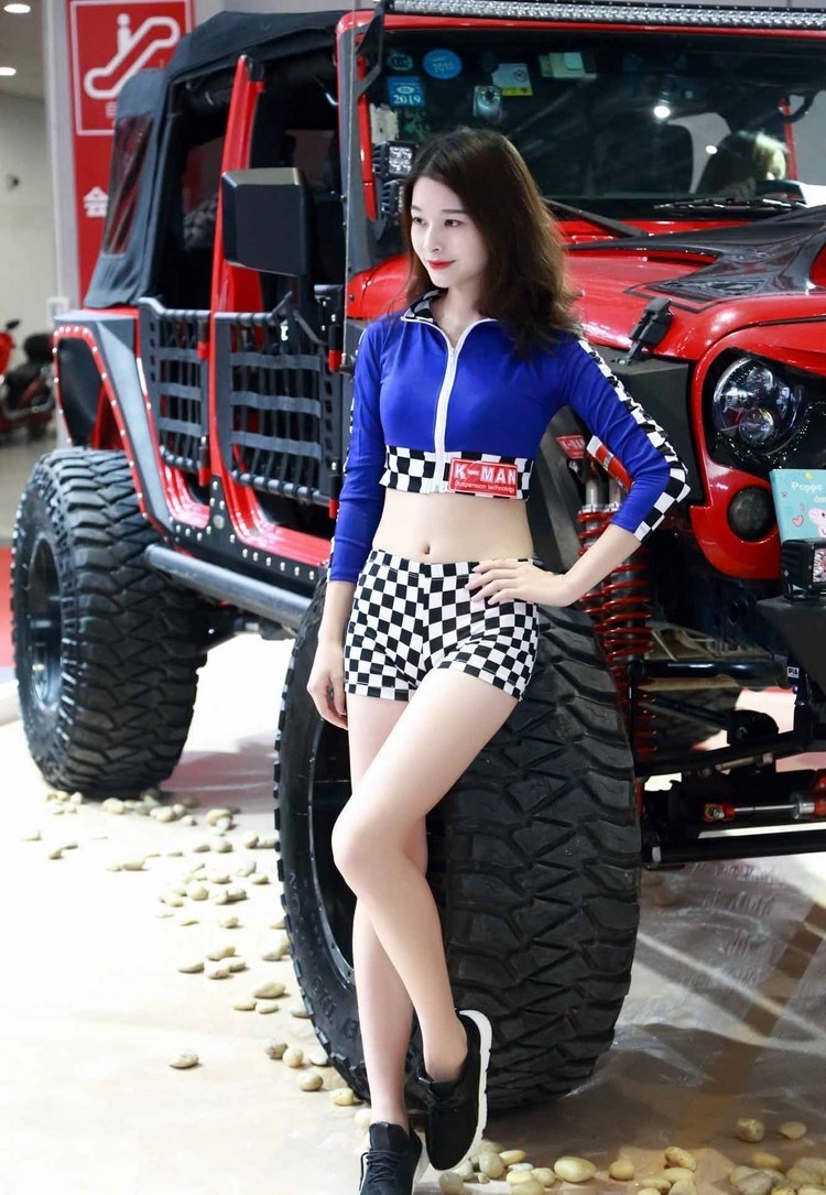 素雅气质蓝衣车模美腿露肚脐装惹火性感图片