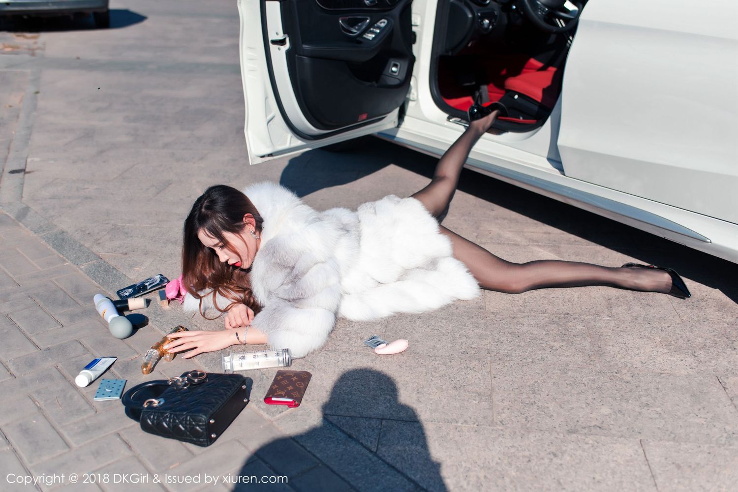 豪车嫩模黑丝高跟美女姿态妖娆妩媚销魂写真