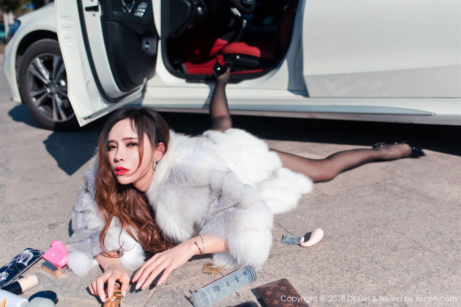 豪车嫩模黑丝高跟美女姿态妖娆妩媚销魂写真