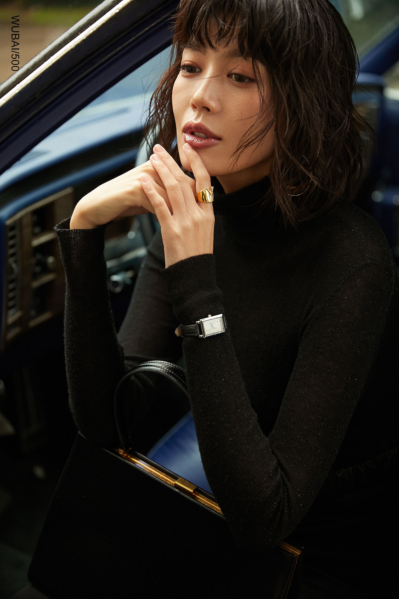 靓丽性感车模蓝旖琳