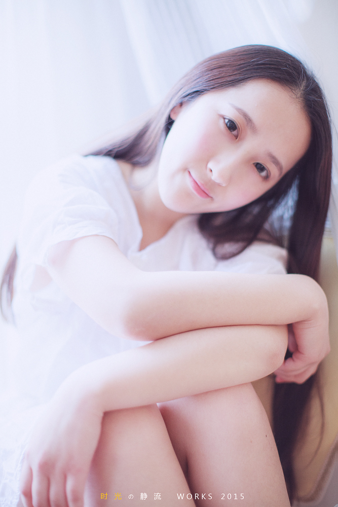 长发美女性感家居写真  动作妩媚撩人