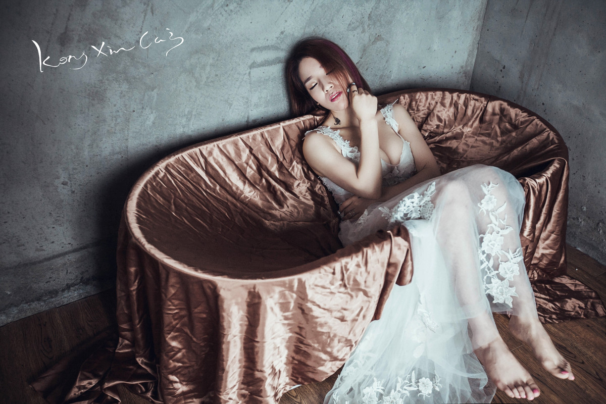 大胸薄纱裙美女深V秀乳沟