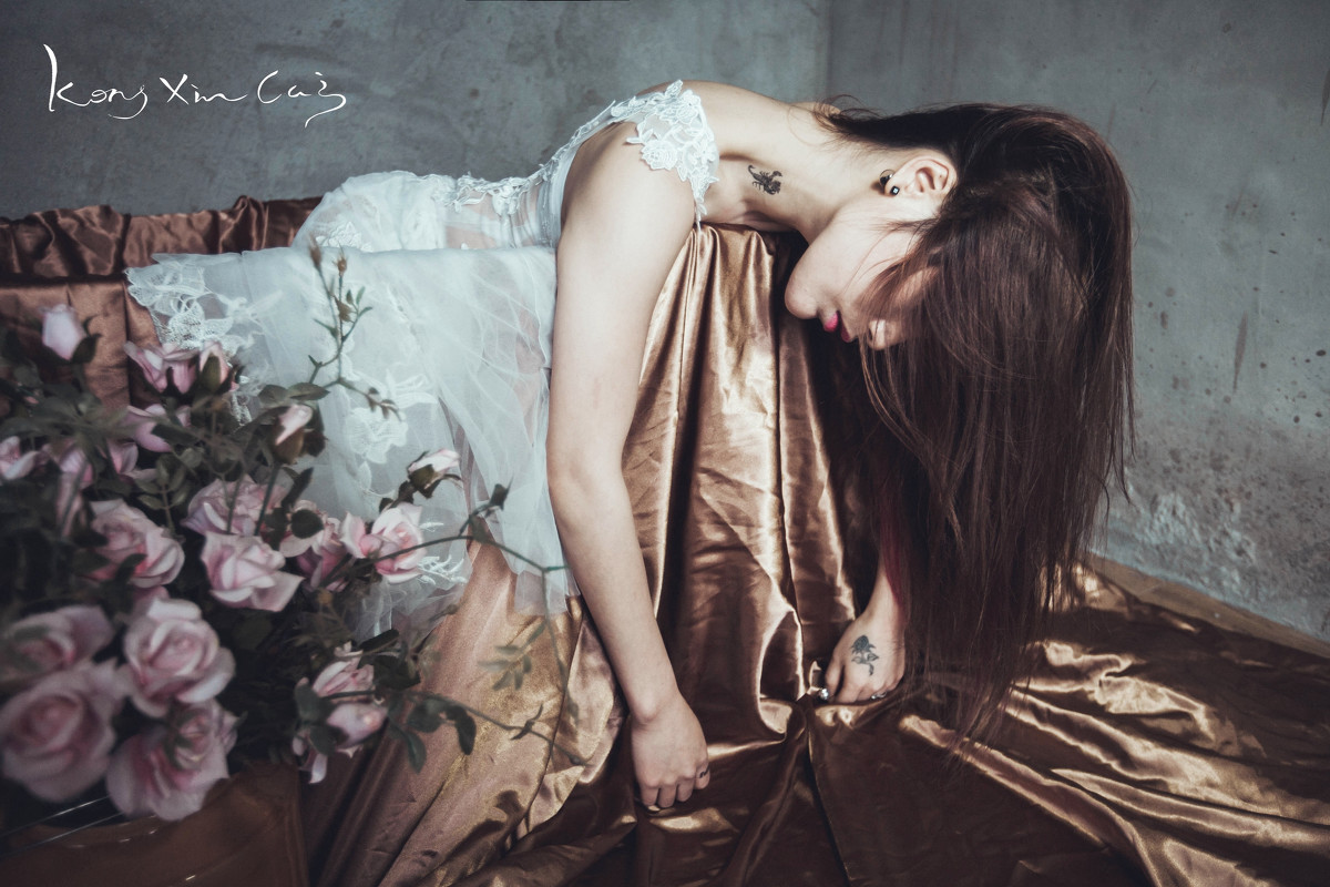 大胸薄纱裙美女深V秀乳沟